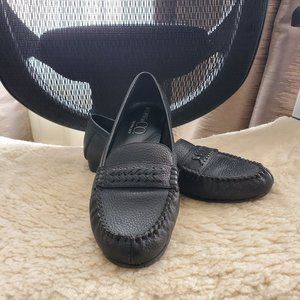Nine & Co. black leather loafers